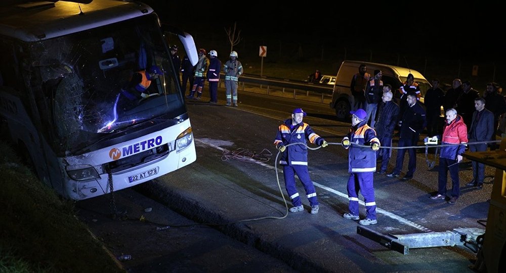 İstanbul da yolcu otobüsü devrildi: 2 ölü