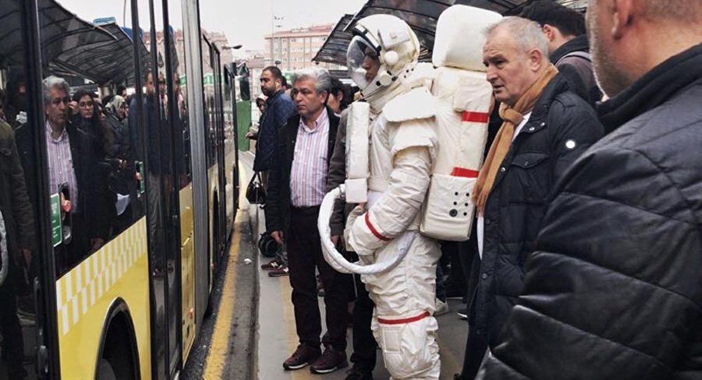 Metrobüste  astronot  şaşkınlığı