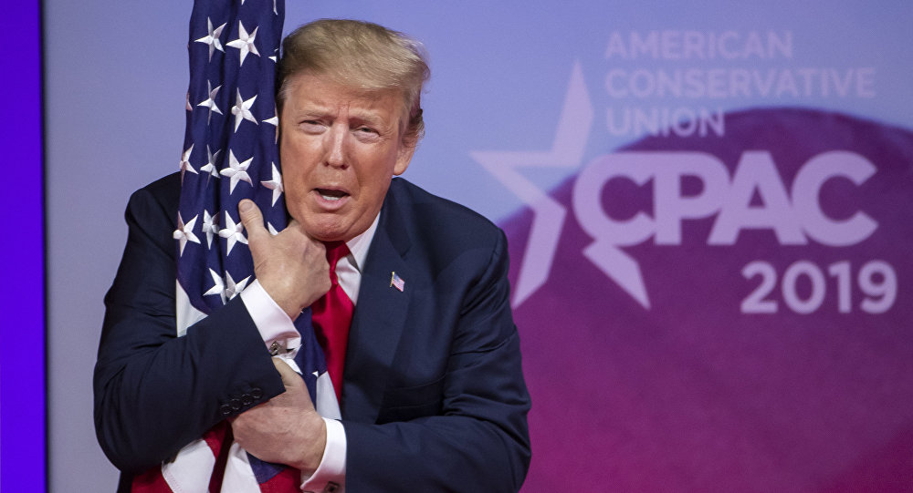  Bayrağa sarılan Trump  fotoğrafı sosyal medyada alay konusu oldu