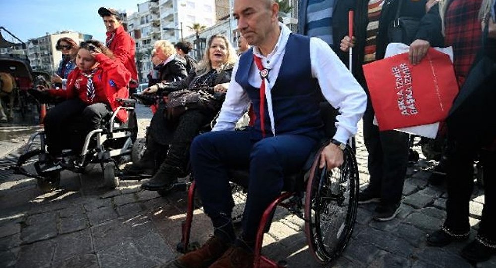 Tunç Soyer, farkındalık için tekerlekli sandalye ile gezdi