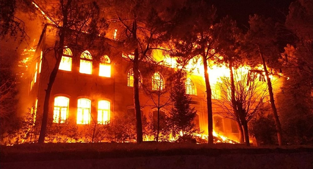 Tarihi okul binasında yangın!