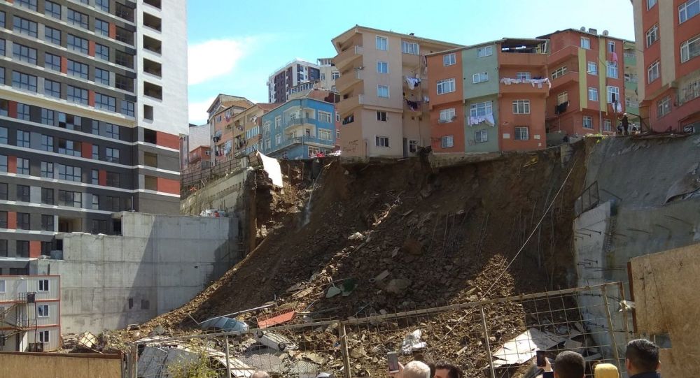 İstanbul da 4 katlı bir bina çöktü