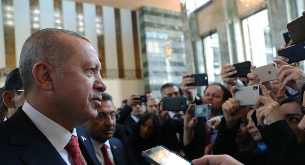 Erdoğan, mecliste kürsüye HDP li Buldan çıkınca salonu terk etti