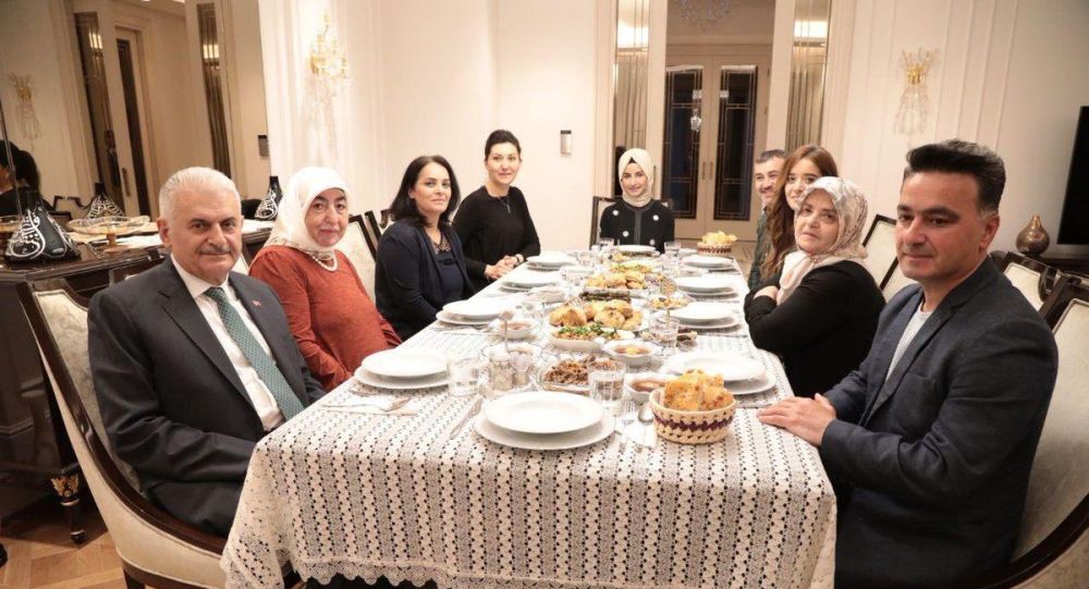 Binali Yıldırım, Twitter dan davet ettiği aileyle iftar yaptı