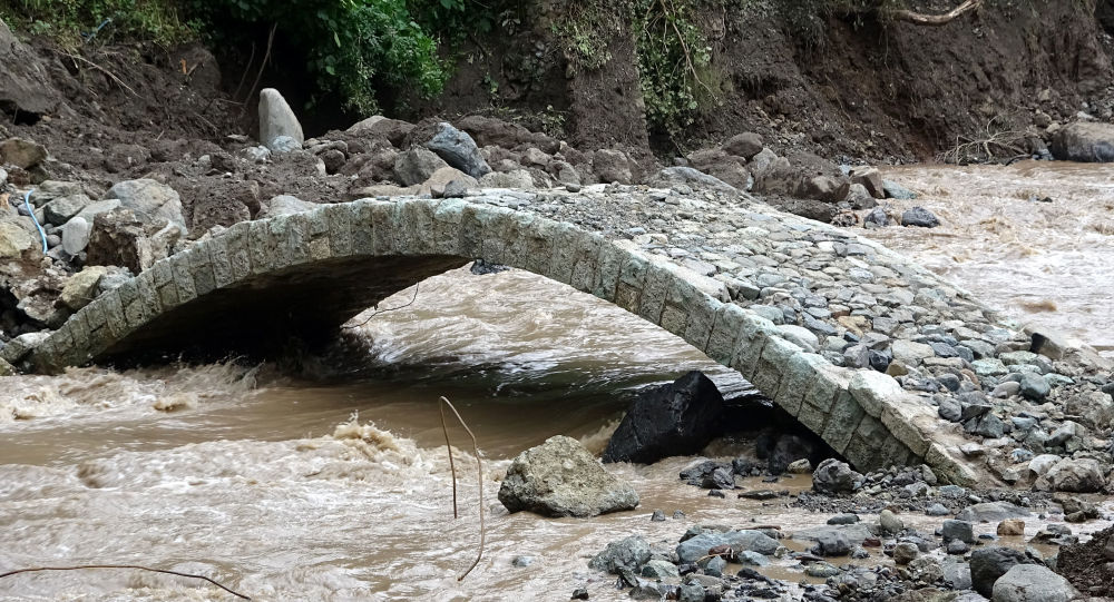 Trabzon, Araklı daki selde sadece tarihi kemer köprü ayakta kaldı