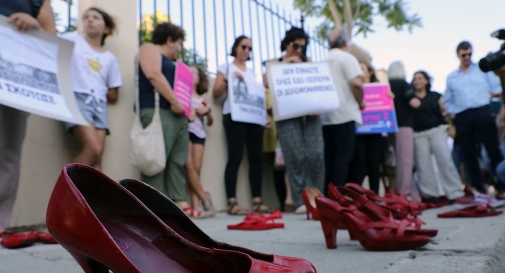 Kadın cinayetlerine  kırmızı ayakkabılı  protesto!