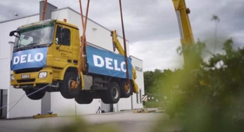 Dünyanın en güçlü yapıştırıcısı: 17.2 tonluk kamyonu havada tuttu