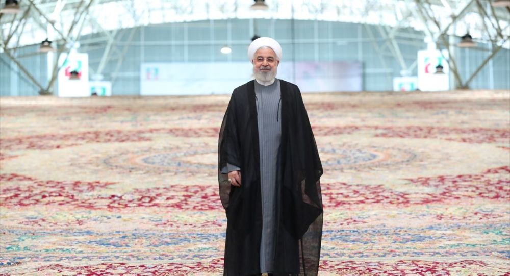 İran  dünyanın en büyük el dokuma halısını  tanıttı