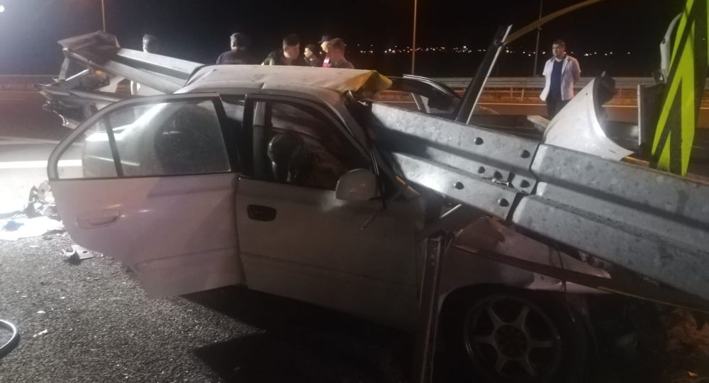 İstanbul - İzmir Otoyolu’nda otomobil bariyere saplandı: 3 ölü