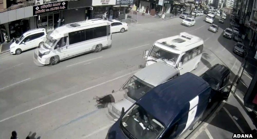 Adana da duran araba adama çarptı