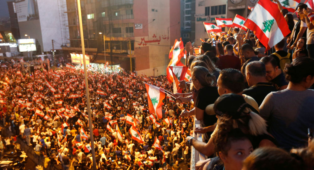 Lübnan da halk yeniden sokaklarda