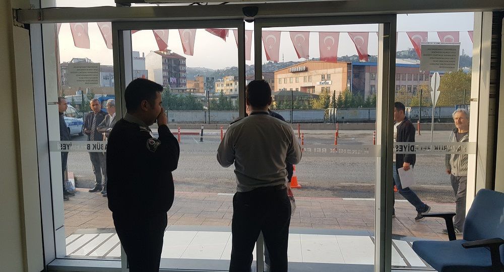 MHP li Karabük Belediye Başkanı, işe geç gelenleri binaya almadı