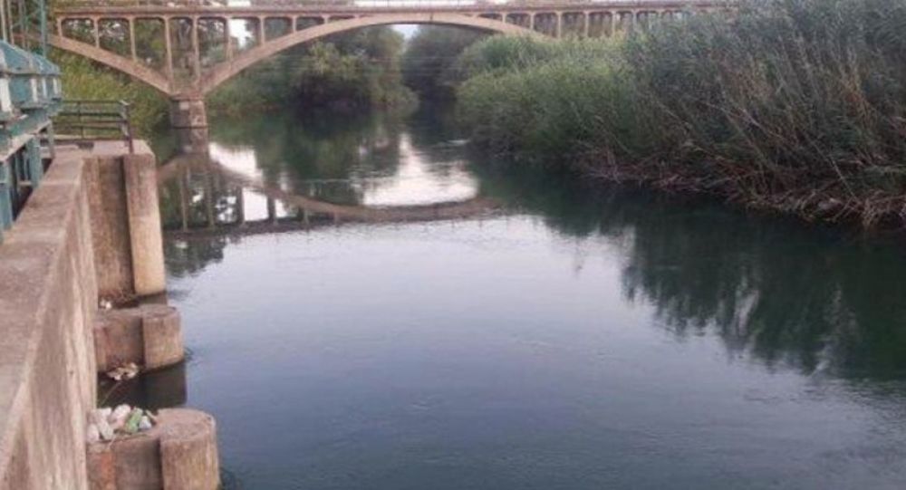 70 yaşındaki adam nehrin kenarında bileklerini keserek intihar etti