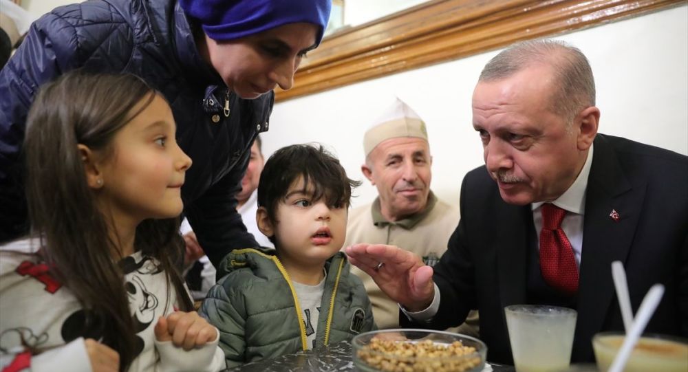 Erdoğan, vatandaşlarla boza içti