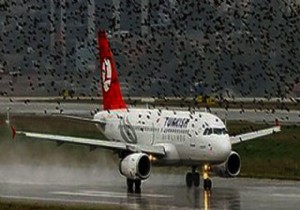 İstanbul da hava trafiği karıştı, yolcular uçaklarda bekledi