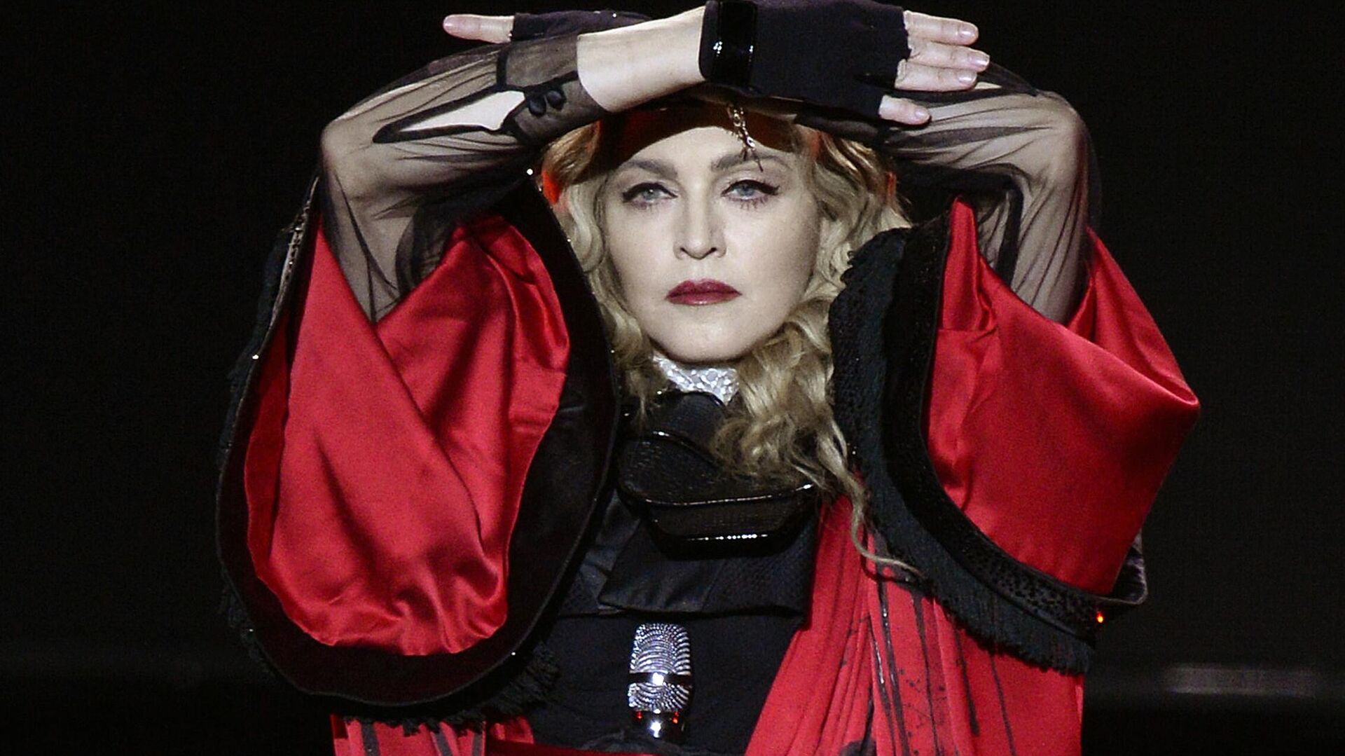 Madonna dan şok görüntüler! Üstsüz dansçıyı dudağından öptü