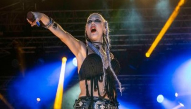 Hande Yener'den kanatl� sahne �ovu