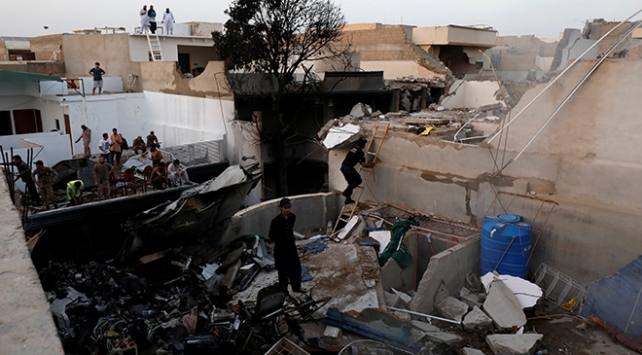 Pakistan da 97 kişinin öldüğü uçak faciasının ardından da  Kovid 19  çıktı