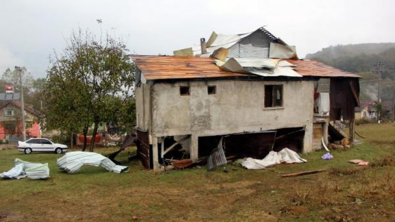 Mudurnu da hortumda 12 ev hasar gördü