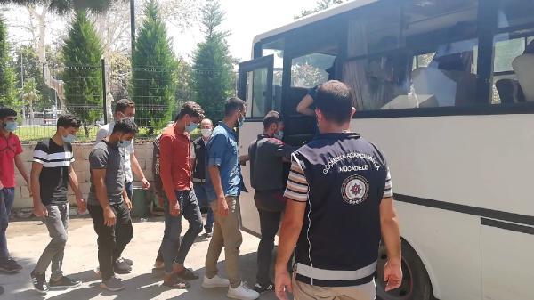 14 kişilik minibüsten 28 kaçak göçmen çıktı