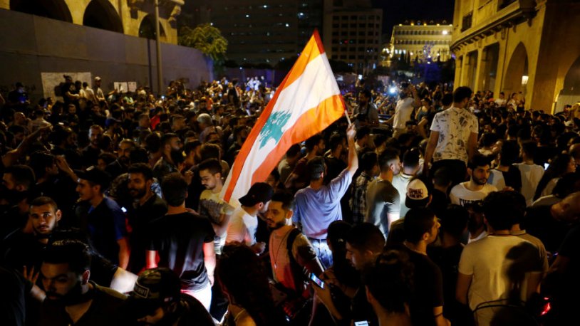 Lübnan da vergiler halkı sokağa döktü