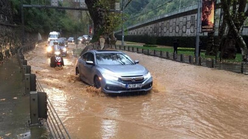 İstanbul da sağanak yağış: Su baskını yaşandı