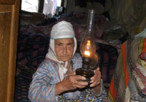 Yaşlı kadın tam 88 yıldır elektriksiz yaşıyor!