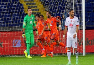 İ.Başakşehir, Galatasaray ı farklı mağlup etti!