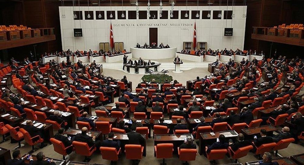 Milletvekilleri mecliste dövüştü