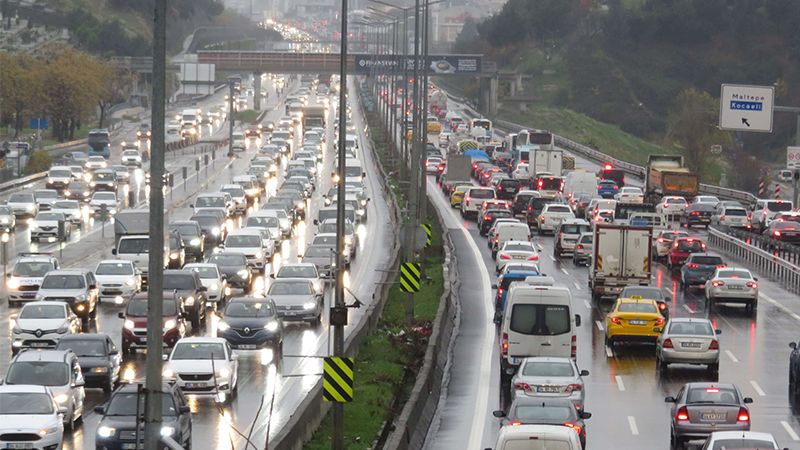 İstanbul da sağanak sonrası trafik çileden çıkardı