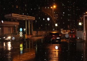 İstanbul da yağmur yerini kar yağışına bıraktı!