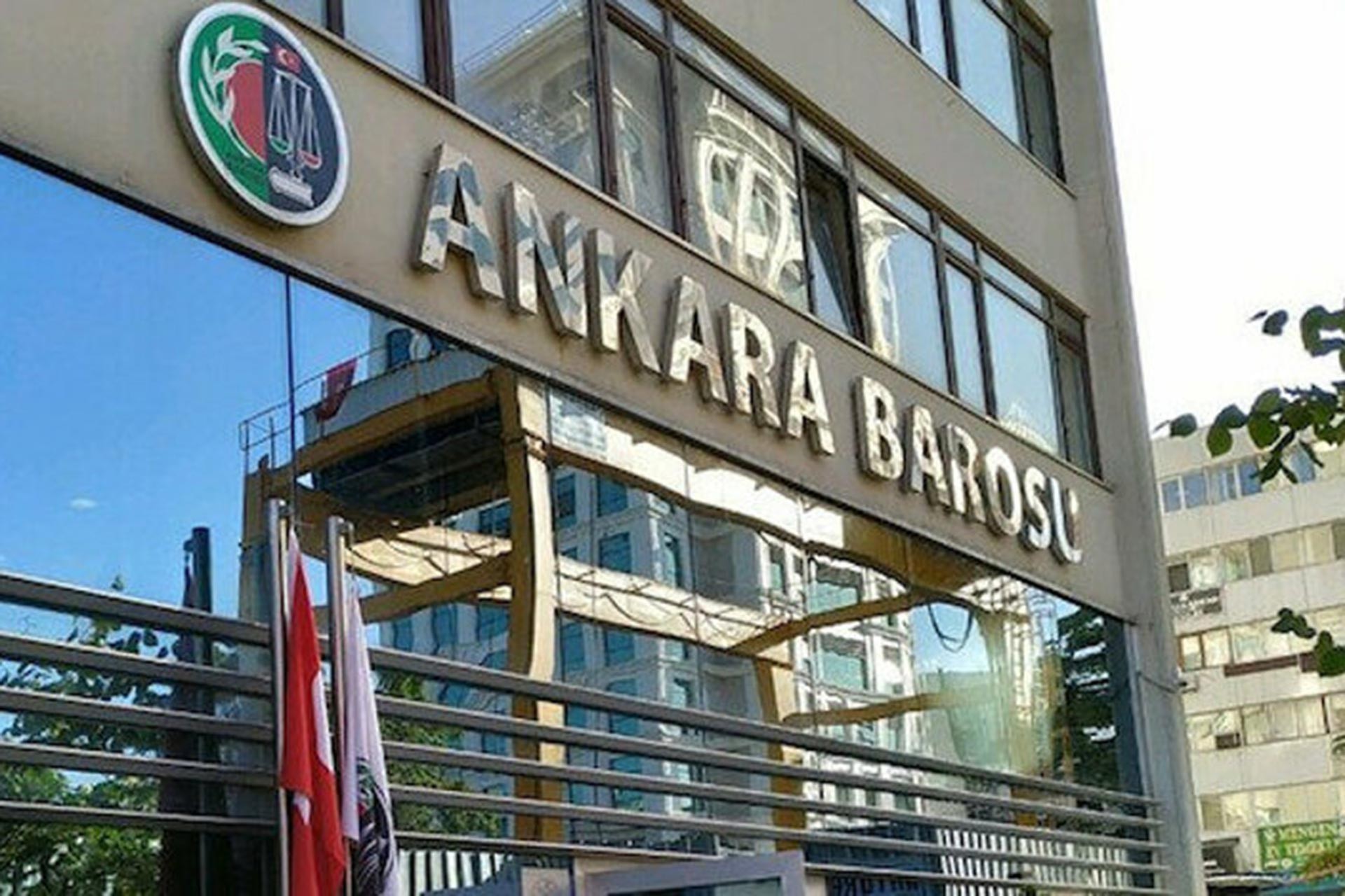 Ankara Barosu nun  bayrak  suç duyurusuna tepki