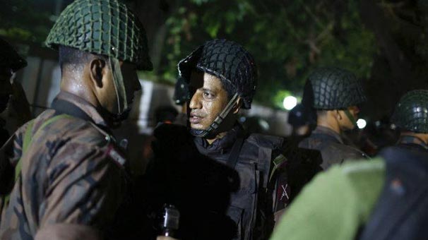 Bangladeş te silahlı 8-9 terörist bir restoranı bastı