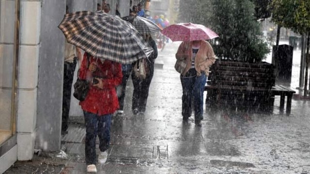 Sağanak yağış İstanbul da etkili oldu