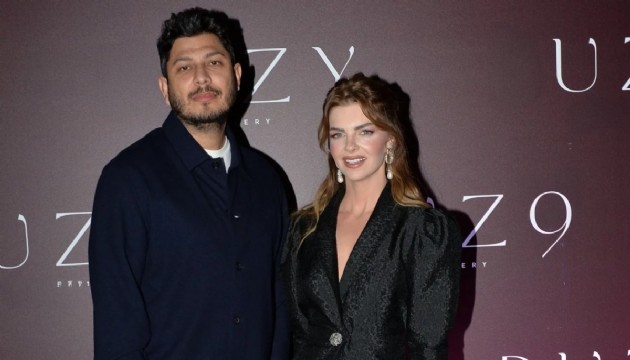 �nl� �ift 12 y�ll�k evliliklerini tek celsede bitirdi