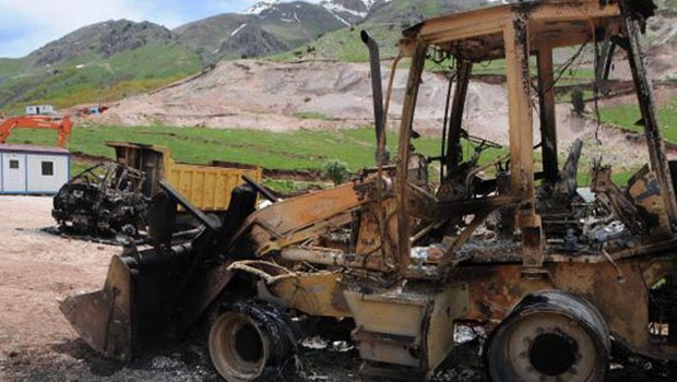 PKK şantiyeleri bastı! Araçları yaktı! 25 personel kayıp