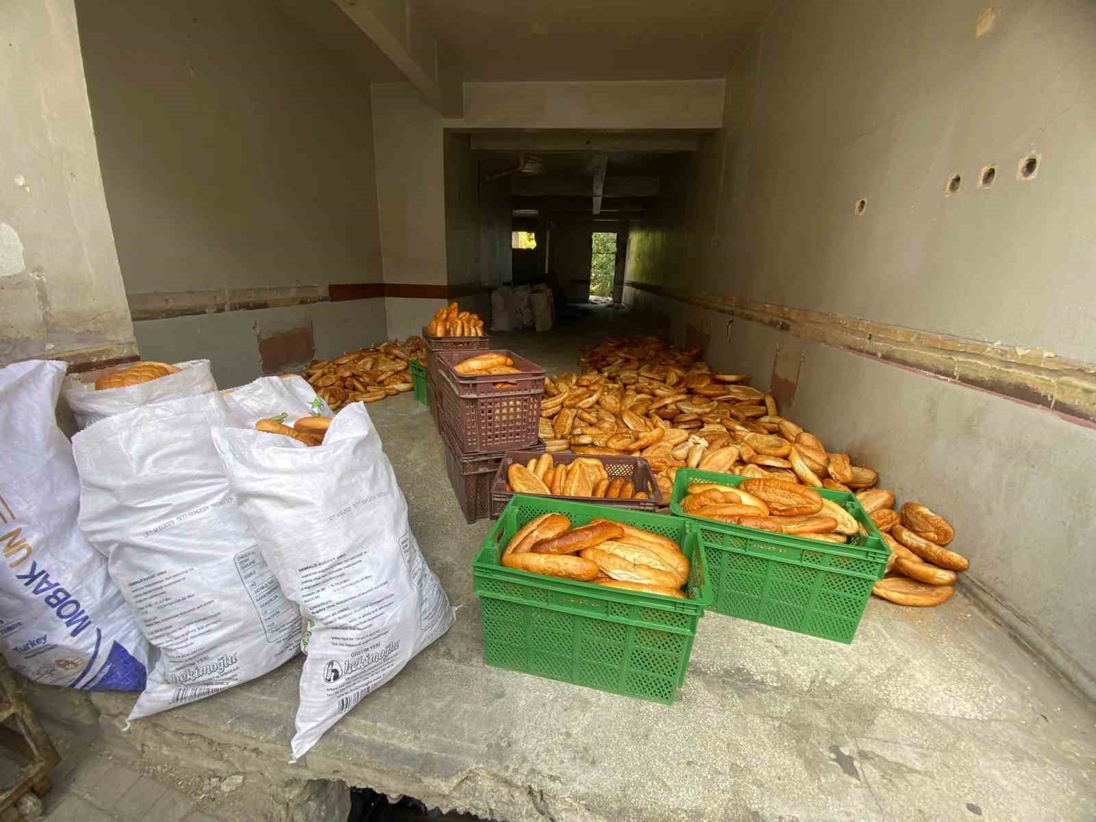 Yüzlerce ekmeği hasarlı binaya atan fırına inceleme başlatıldı