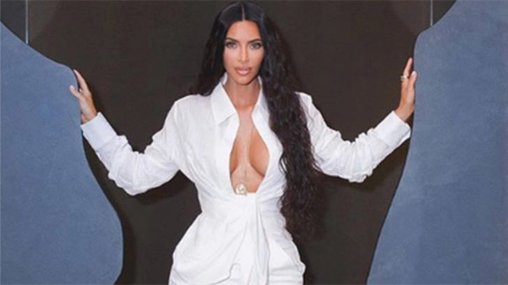 Kim Kardashian cesur kıyafetiyle dikkat çekti