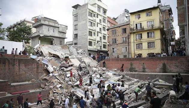 Nepal de enkazdan çıkan cesetler yakılıyor!