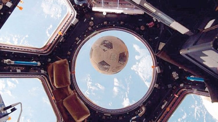 Futbol topu uzay istasyonunun camına çarptı