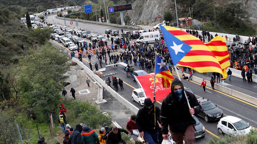 Ayrılıkçı Katalanlara polis müdahalesi