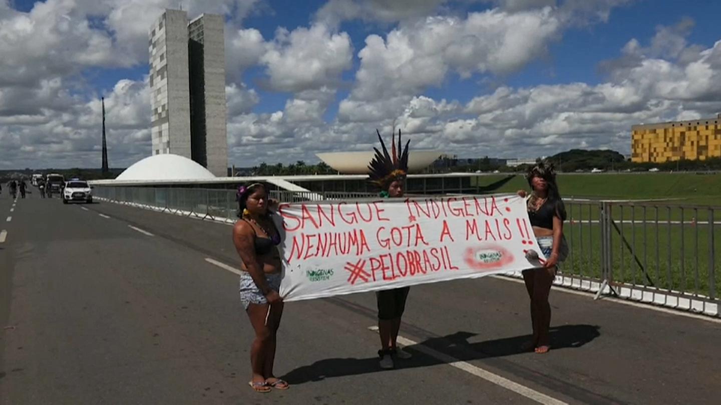 Brezilyalı yerliler aşırı sağcı başkanı protesto için  çubuk tüttürdü 
