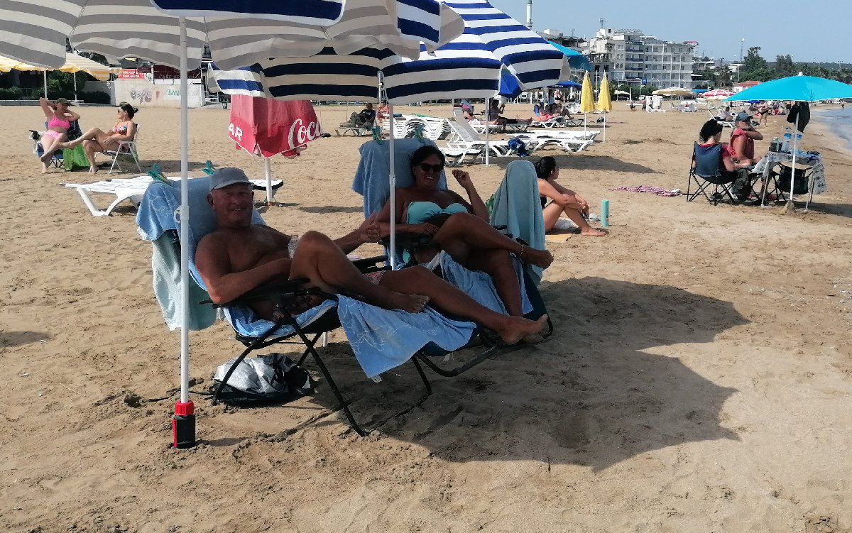 Sıcaklık 32 dereceyi gördü, vatandaş plaja koştu