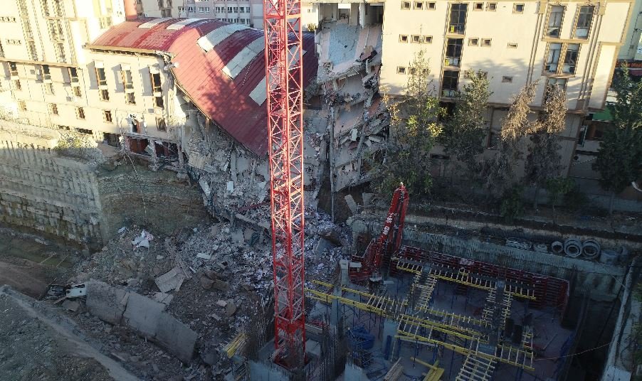 İstanbul da özel üniversite binası çöktü!