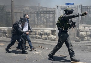 Kudüs te İsrailli sivil polisler göstericilere ateş açtı!