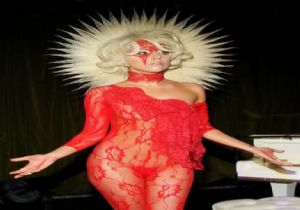 Lady Gaga nın Striptizi Ortalığı karıştırdı!