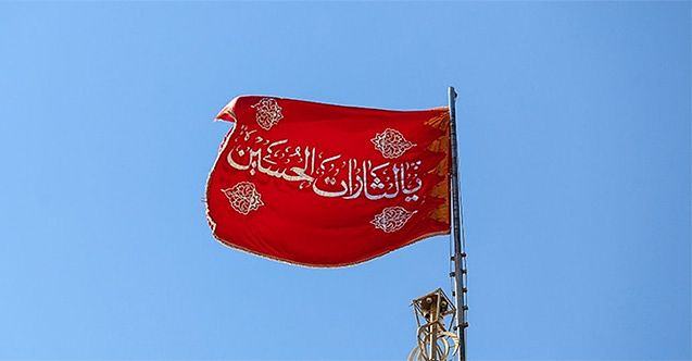 İran da  intikam  bayrağı göndere çekildi