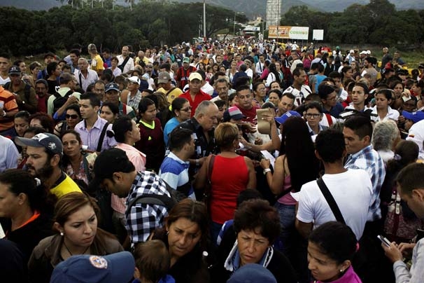 On binlerce Venezuelalı Kolombiya’ya akın etti