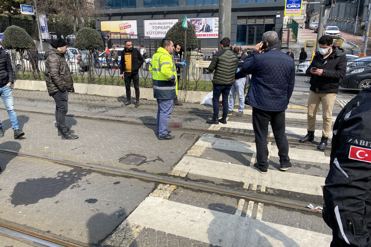 İstanbul da tramvayın önüne atlayan kişi hayatını kaybetti
