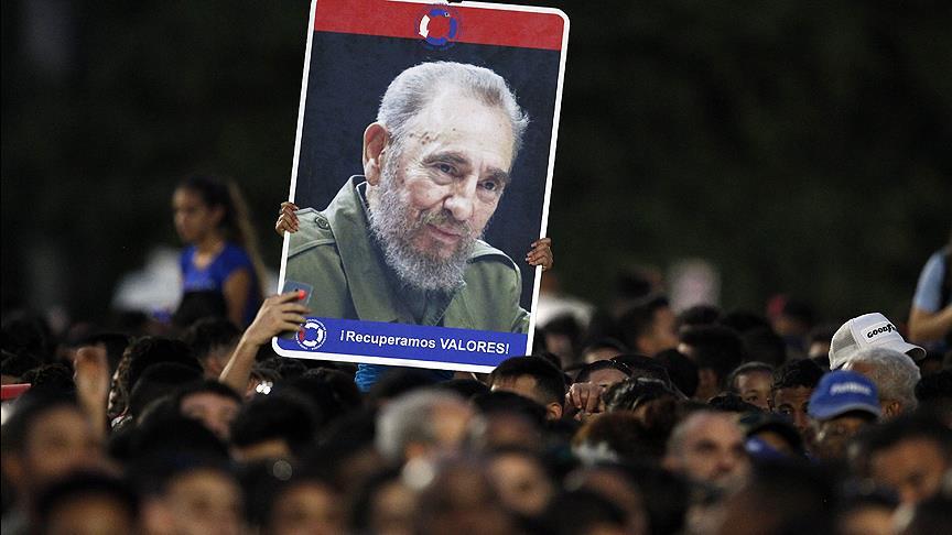 Kübalılar Fidel i andı